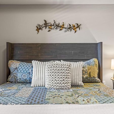 Spring Creek Luxury King One Bedroom At White Spruce Lodge Canmore Exterior photo