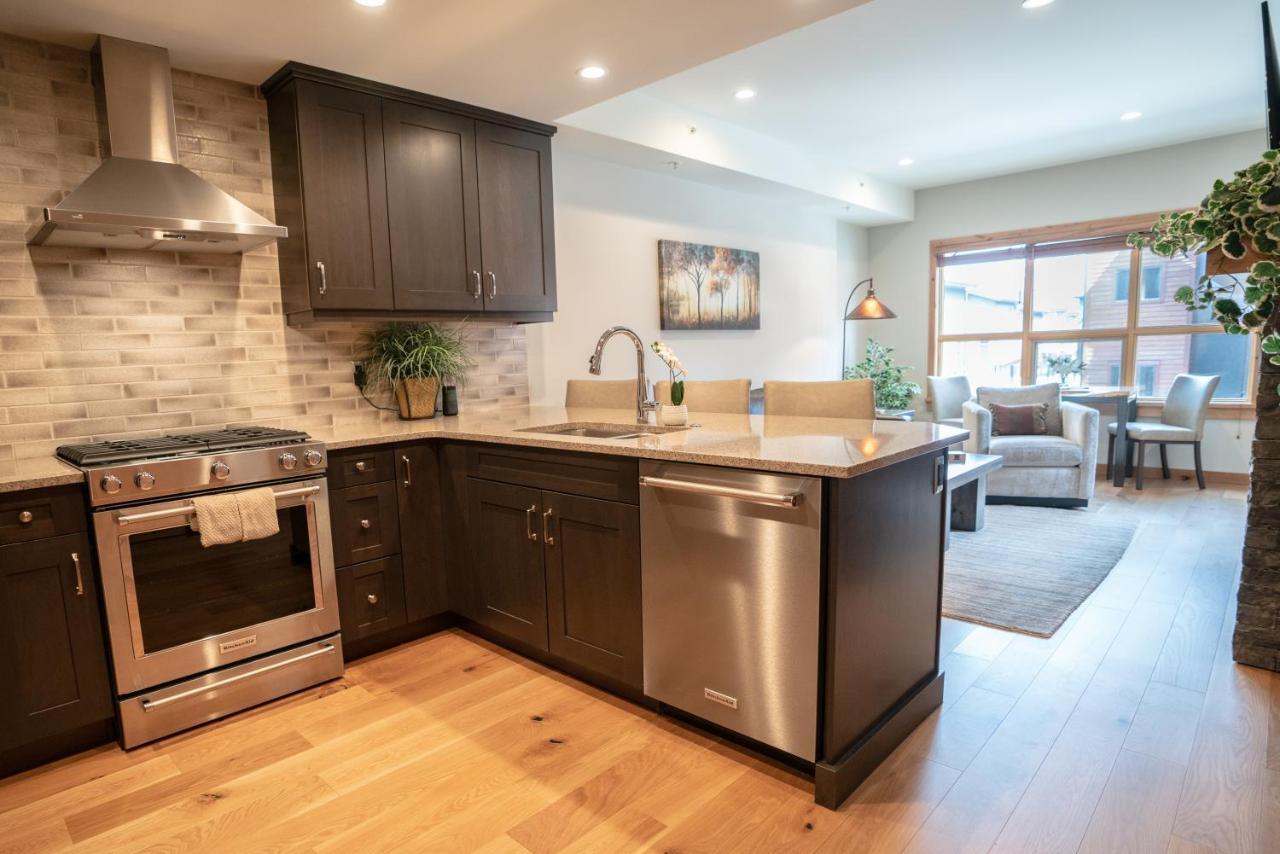 Spring Creek Luxury King One Bedroom At White Spruce Lodge Canmore Exterior photo
