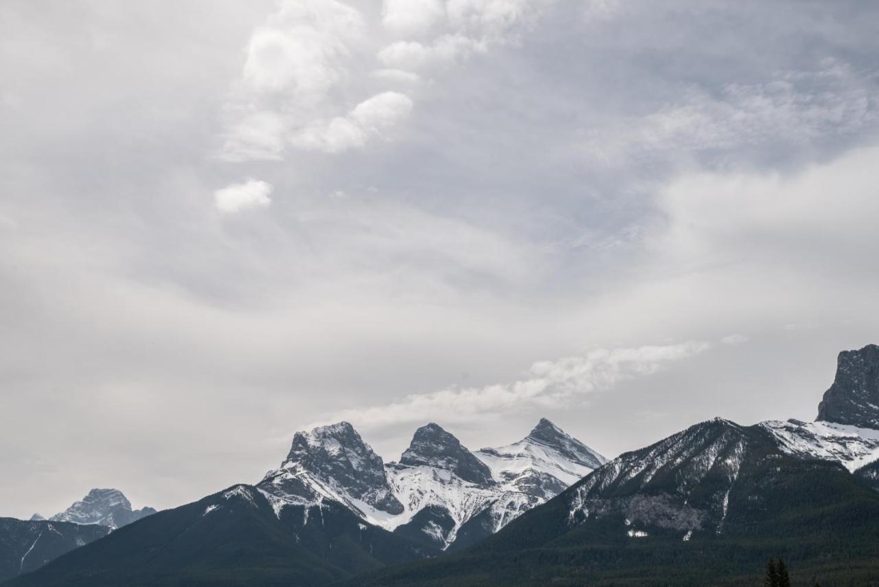 Spring Creek Luxury King One Bedroom At White Spruce Lodge Canmore Exterior photo