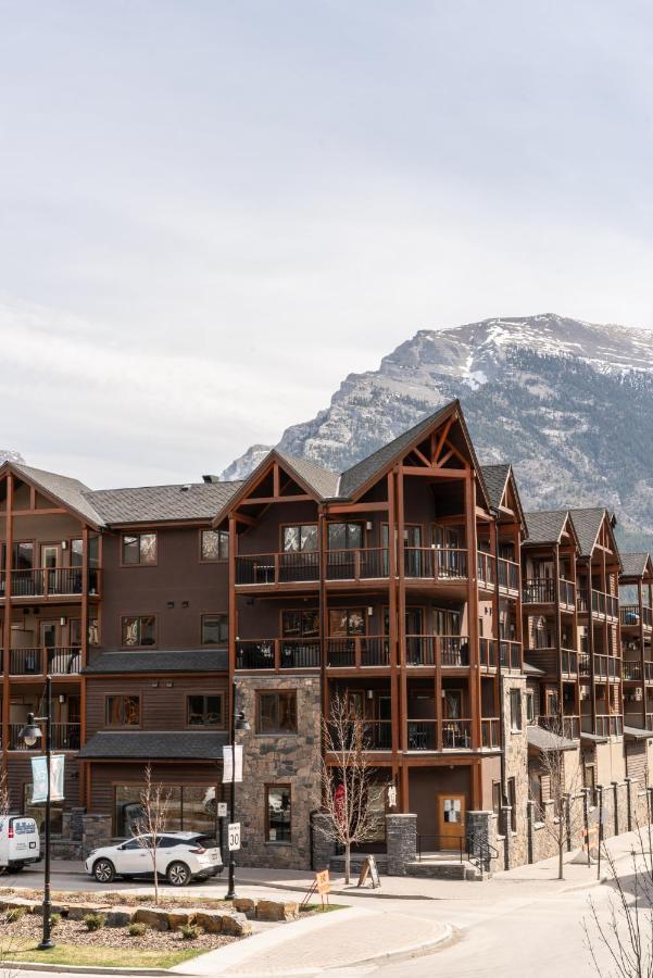 Spring Creek Luxury King One Bedroom At White Spruce Lodge Canmore Exterior photo