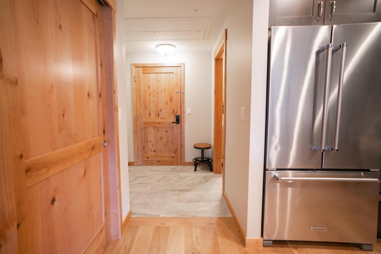 Spring Creek Luxury King One Bedroom At White Spruce Lodge Canmore Exterior photo