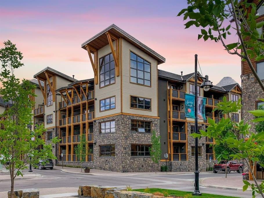 Spring Creek Luxury King One Bedroom At White Spruce Lodge Canmore Exterior photo