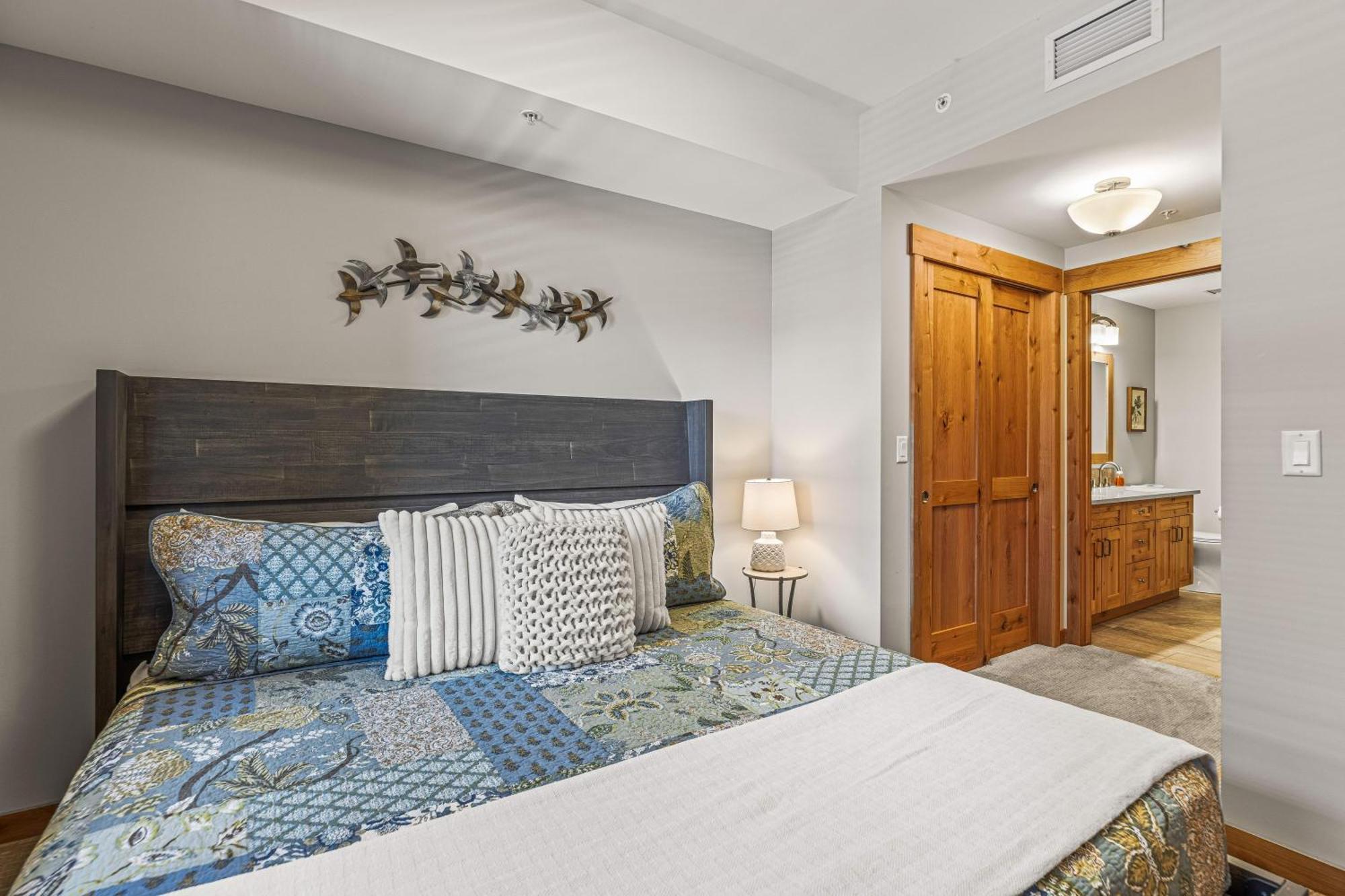 Spring Creek Luxury King One Bedroom At White Spruce Lodge Canmore Exterior photo