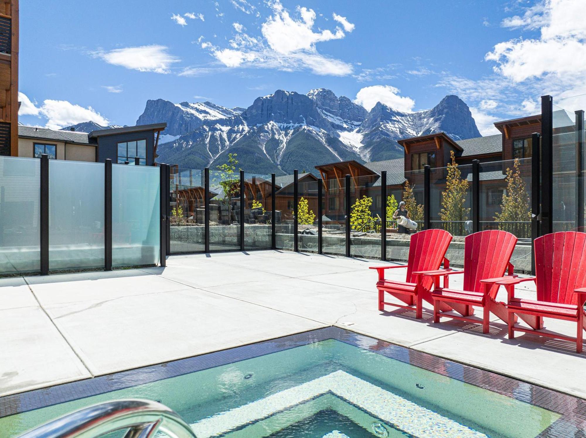 Spring Creek Luxury King One Bedroom At White Spruce Lodge Canmore Exterior photo