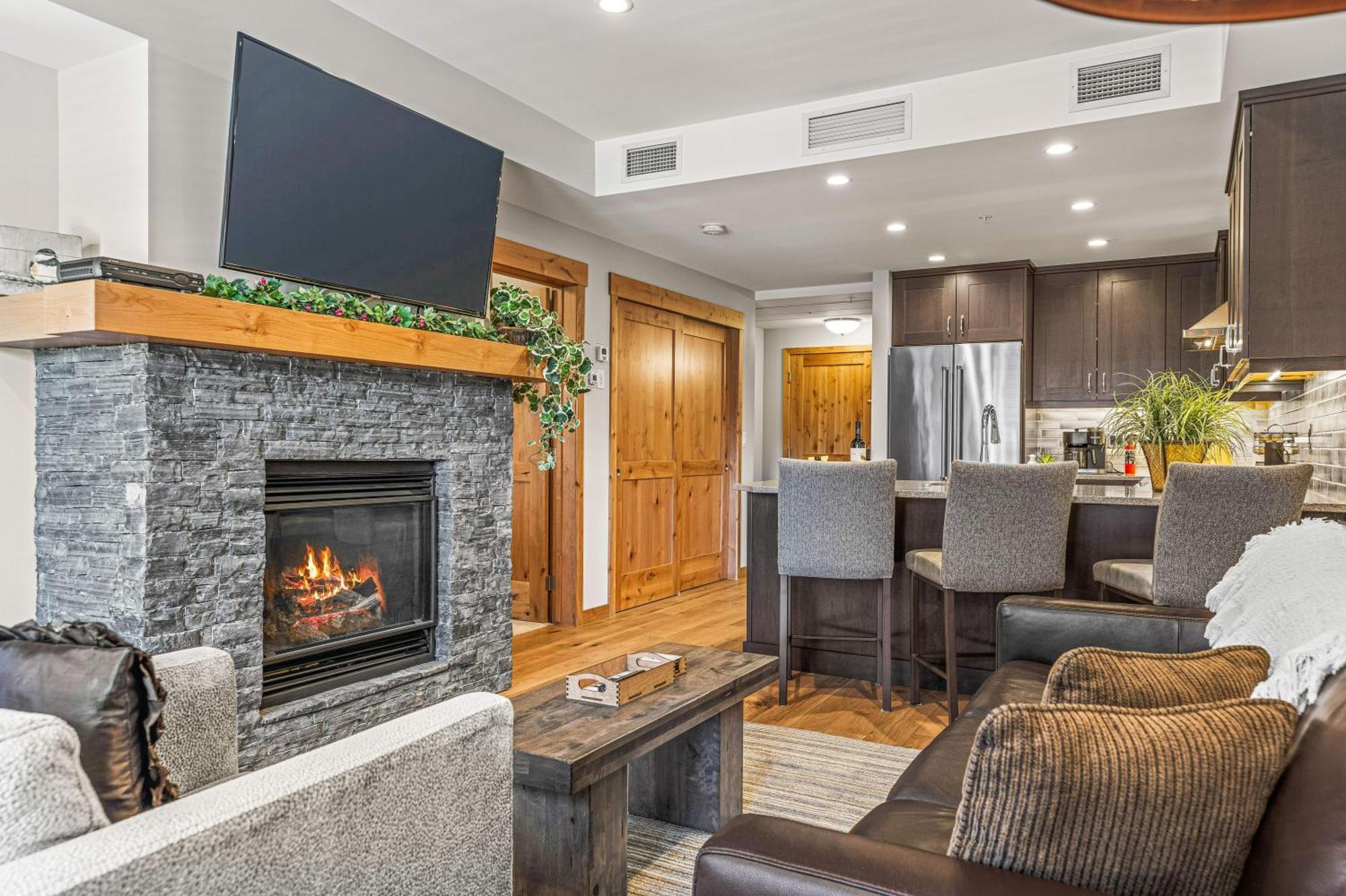 Spring Creek Luxury King One Bedroom At White Spruce Lodge Canmore Exterior photo