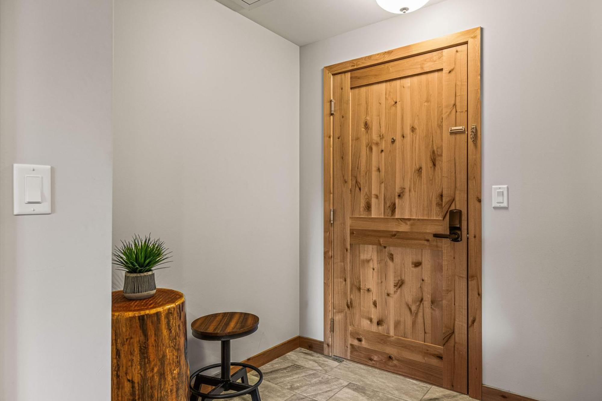 Spring Creek Luxury King One Bedroom At White Spruce Lodge Canmore Exterior photo