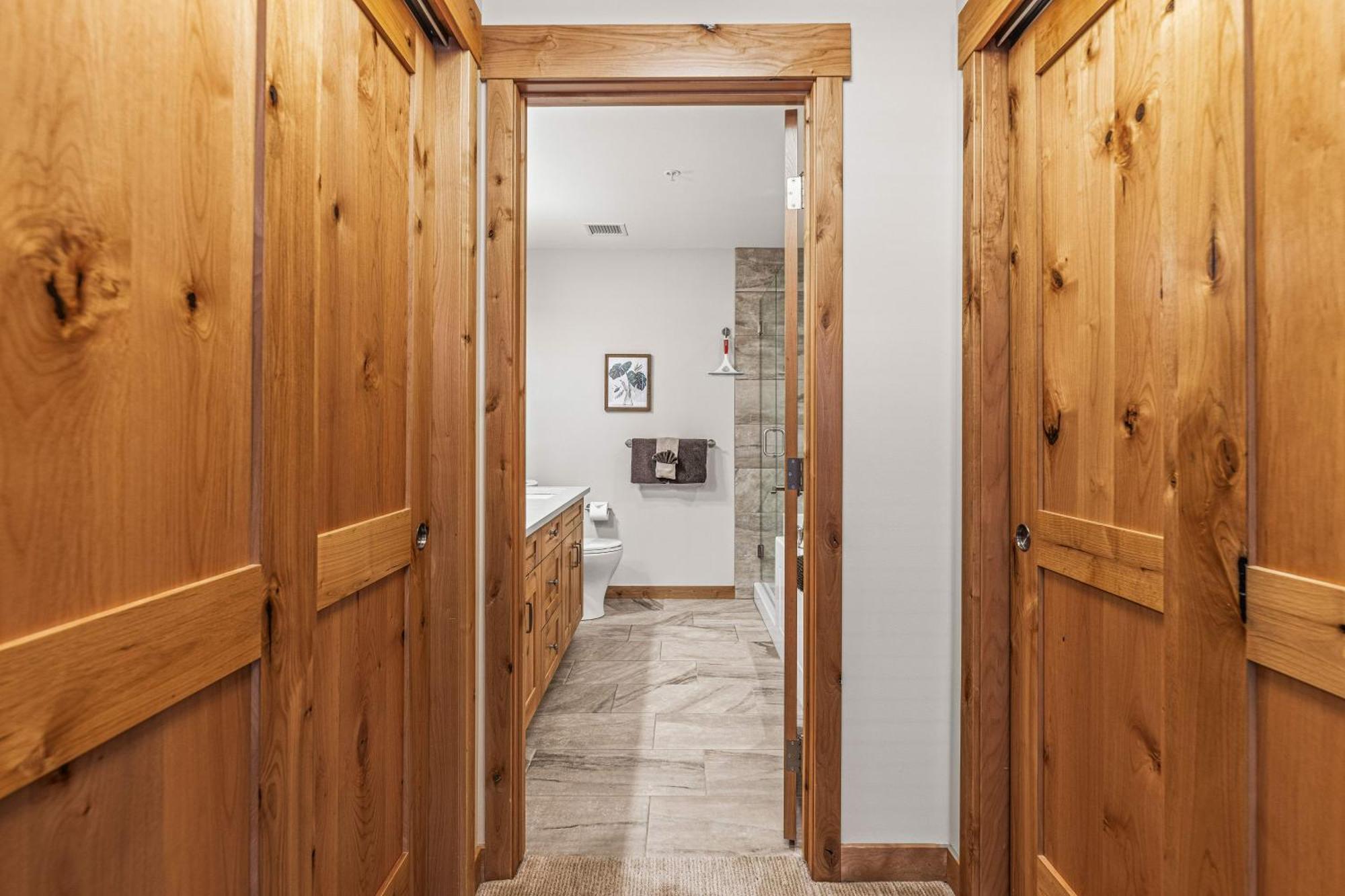 Spring Creek Luxury King One Bedroom At White Spruce Lodge Canmore Exterior photo