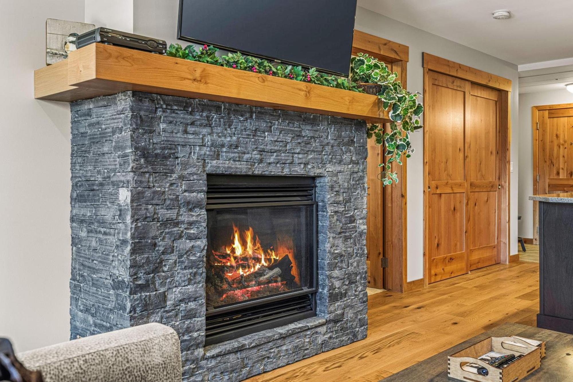 Spring Creek Luxury King One Bedroom At White Spruce Lodge Canmore Exterior photo