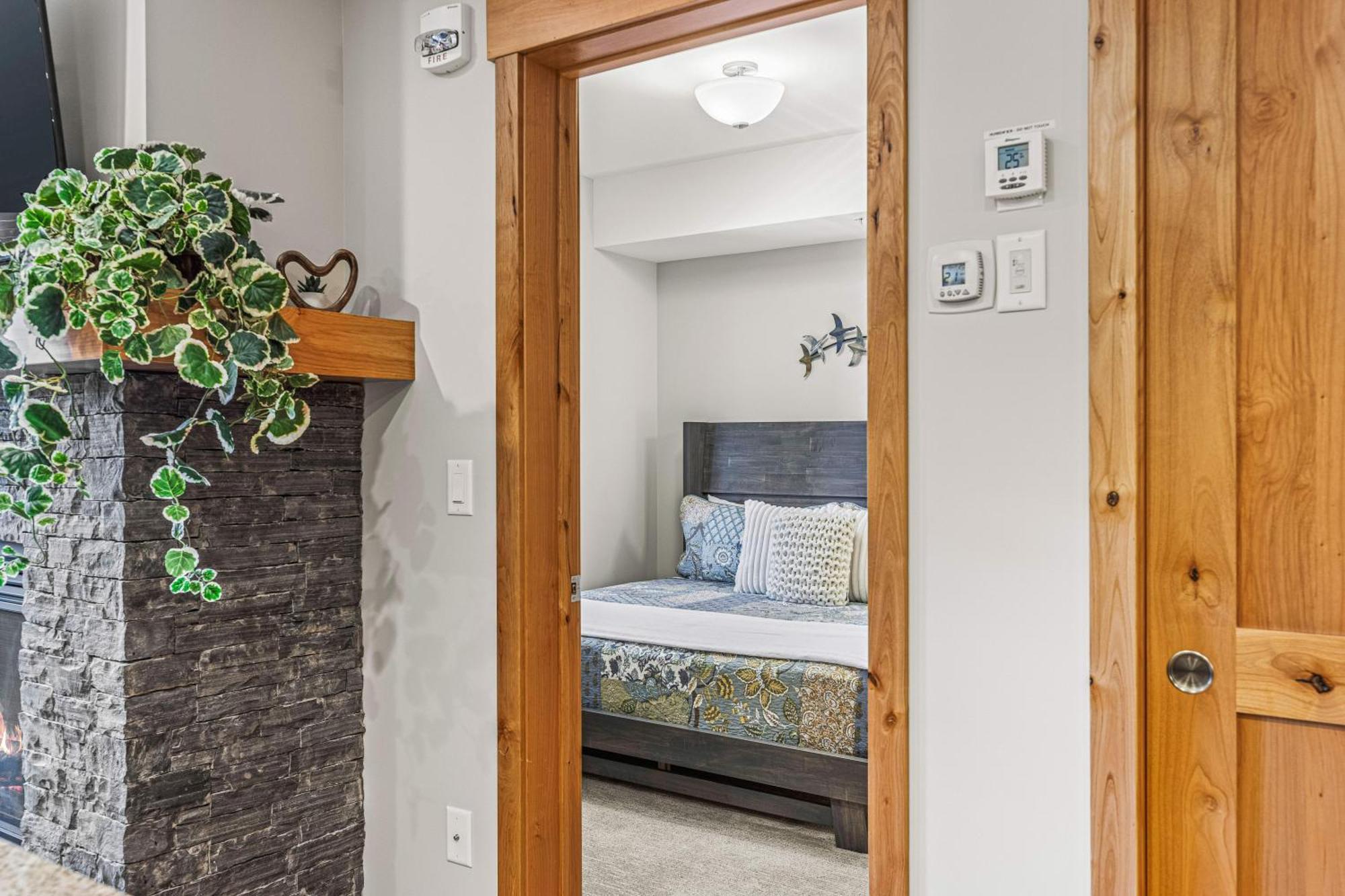 Spring Creek Luxury King One Bedroom At White Spruce Lodge Canmore Exterior photo