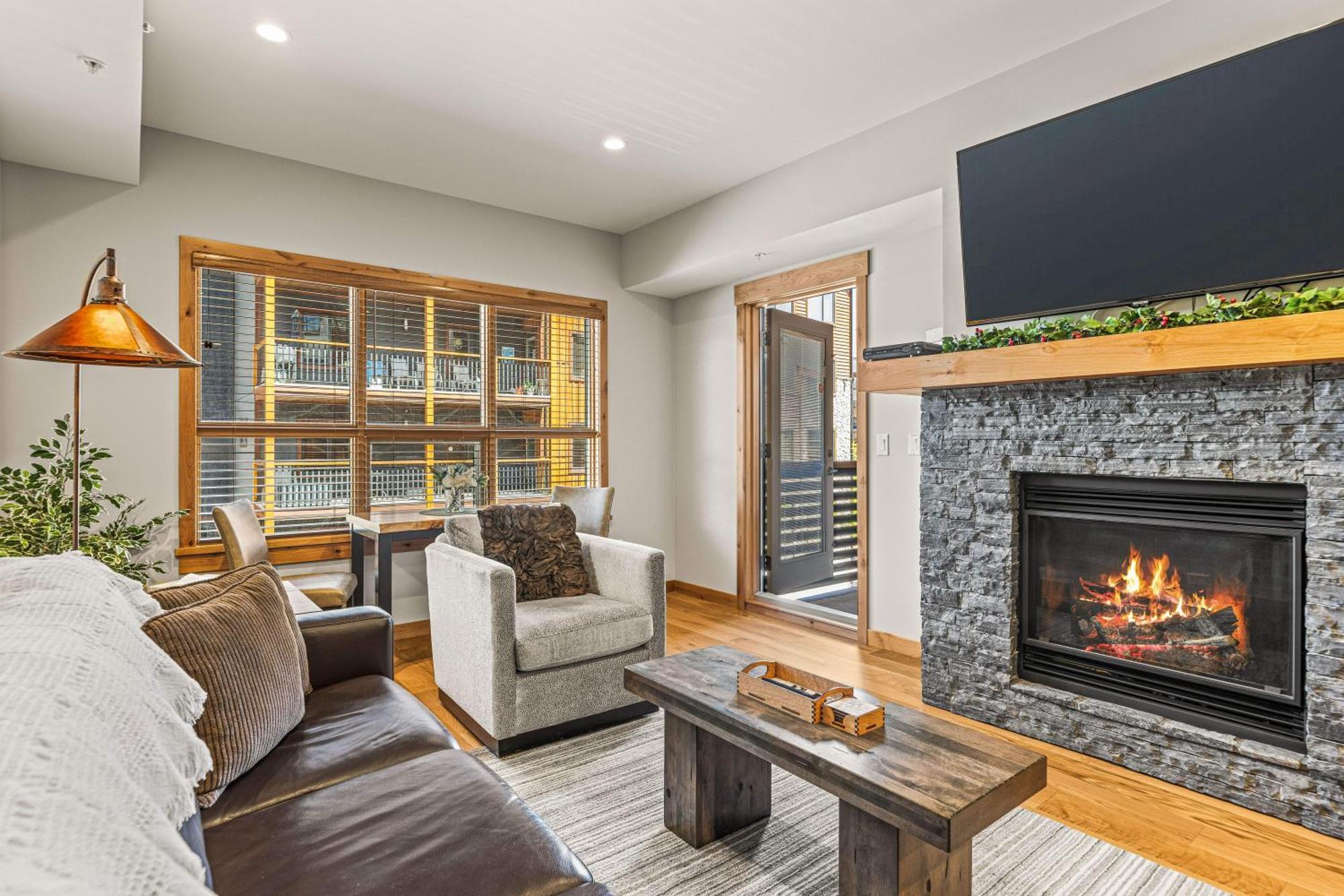 Spring Creek Luxury King One Bedroom At White Spruce Lodge Canmore Exterior photo
