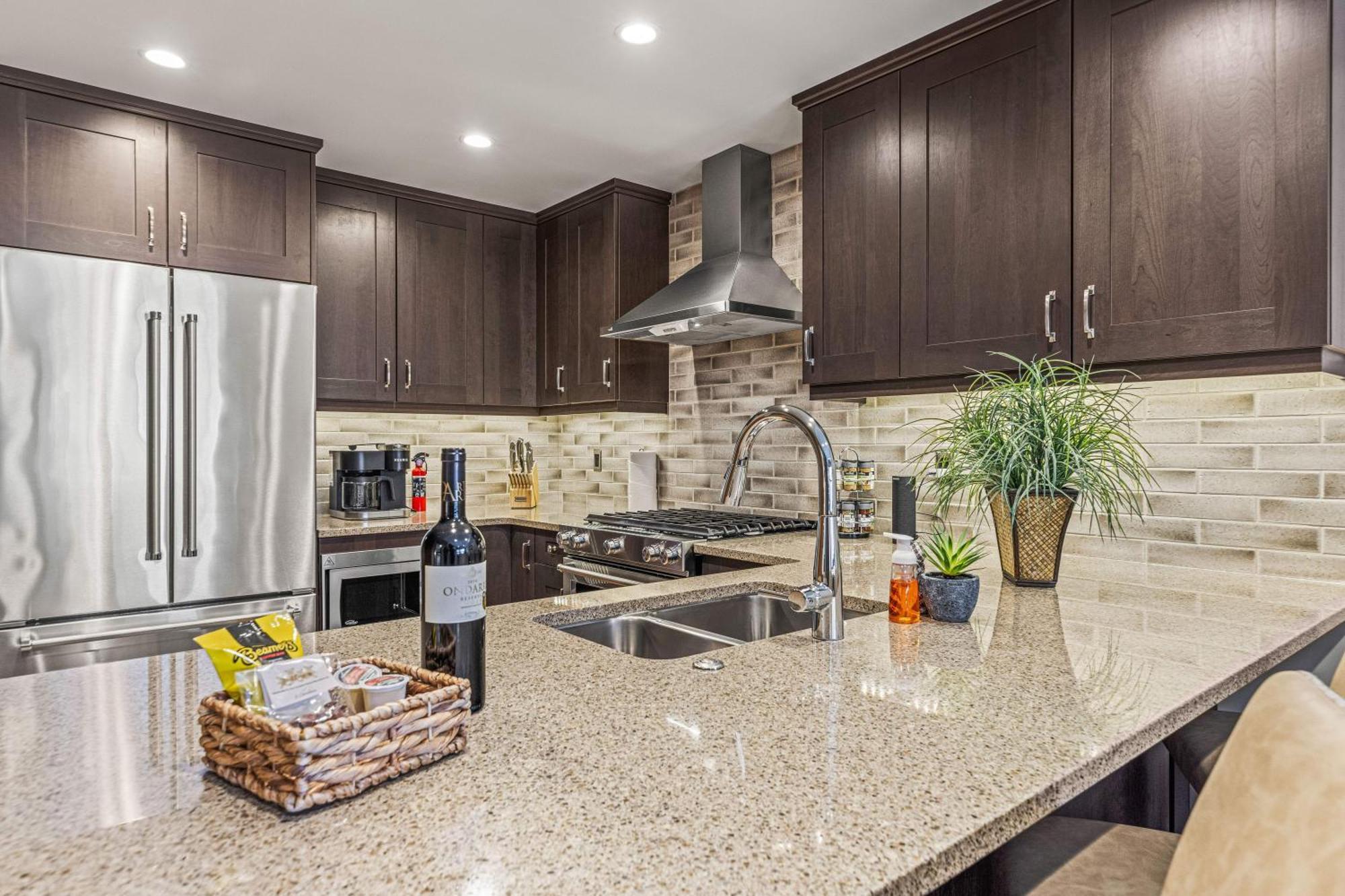 Spring Creek Luxury King One Bedroom At White Spruce Lodge Canmore Exterior photo