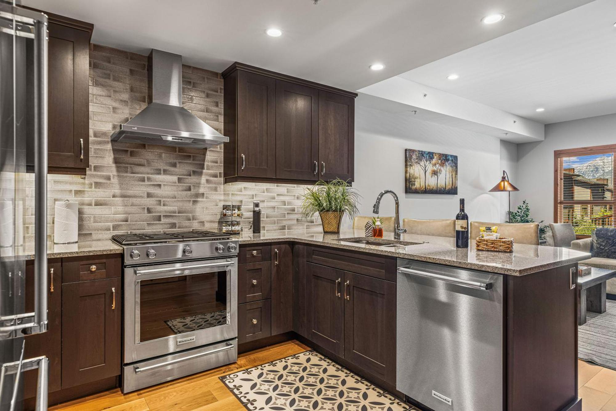 Spring Creek Luxury King One Bedroom At White Spruce Lodge Canmore Exterior photo