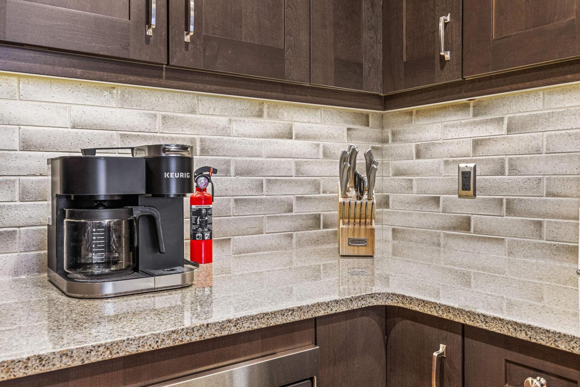 Spring Creek Luxury King One Bedroom At White Spruce Lodge Canmore Exterior photo