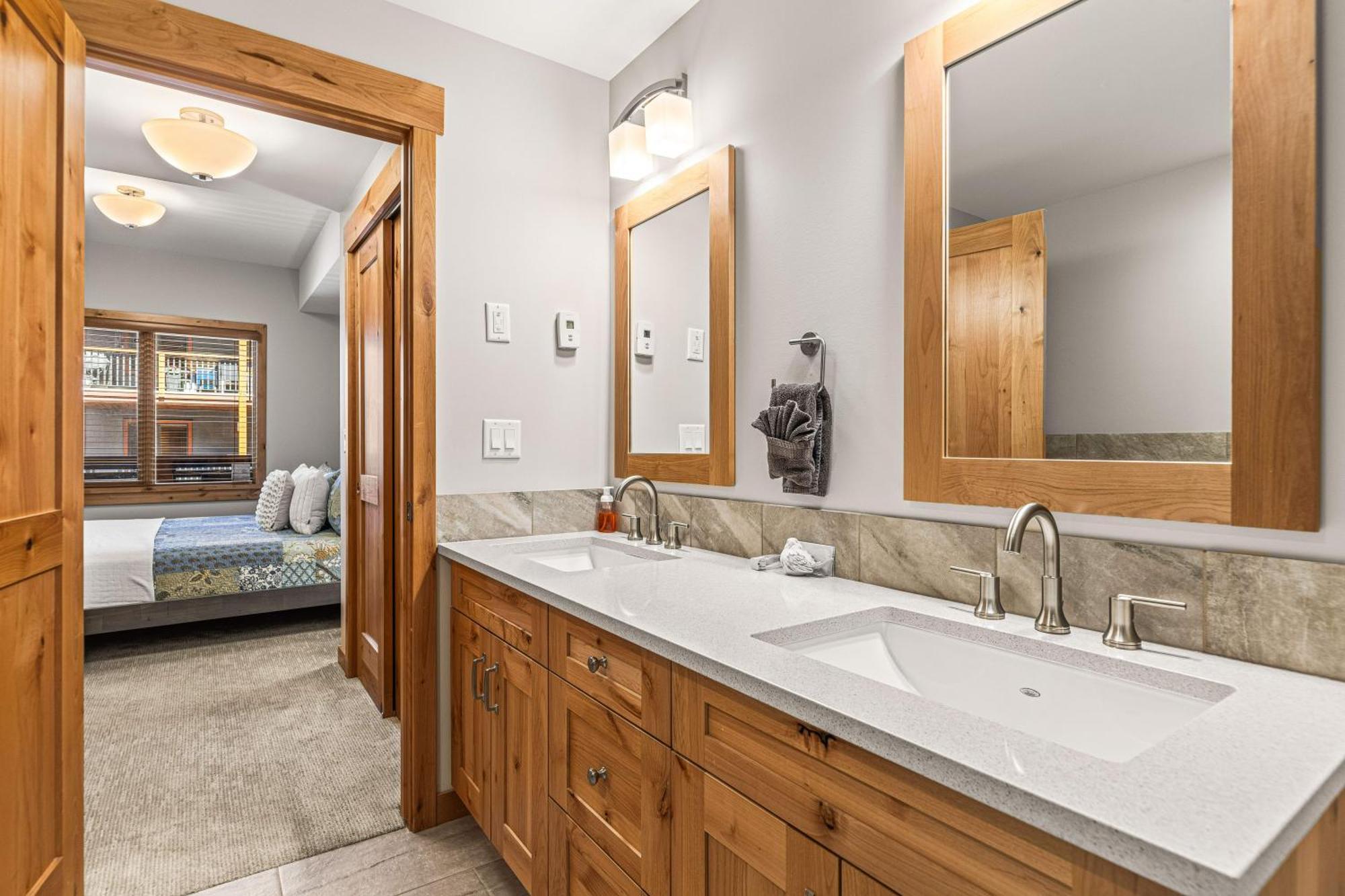 Spring Creek Luxury King One Bedroom At White Spruce Lodge Canmore Exterior photo