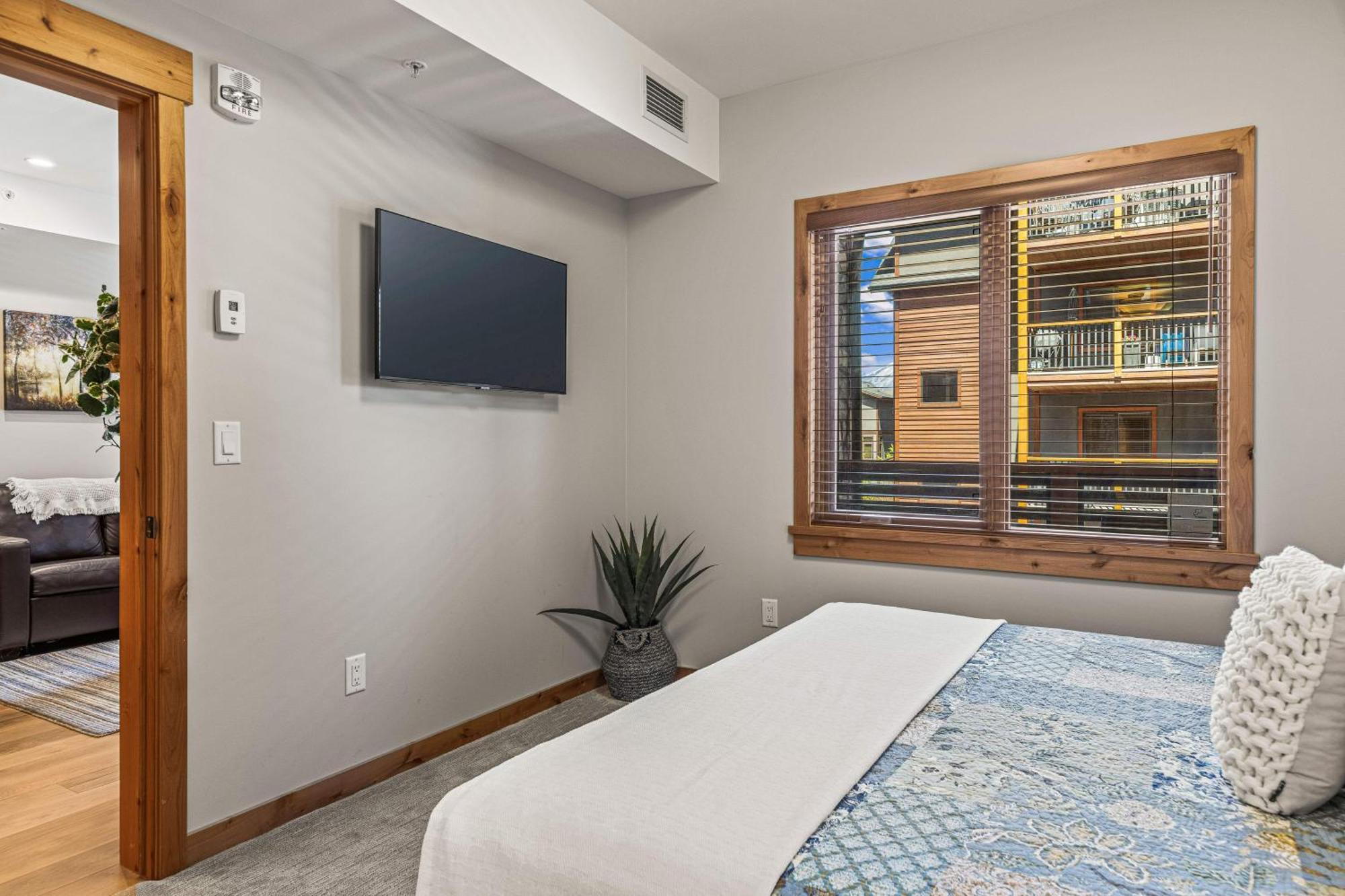 Spring Creek Luxury King One Bedroom At White Spruce Lodge Canmore Exterior photo