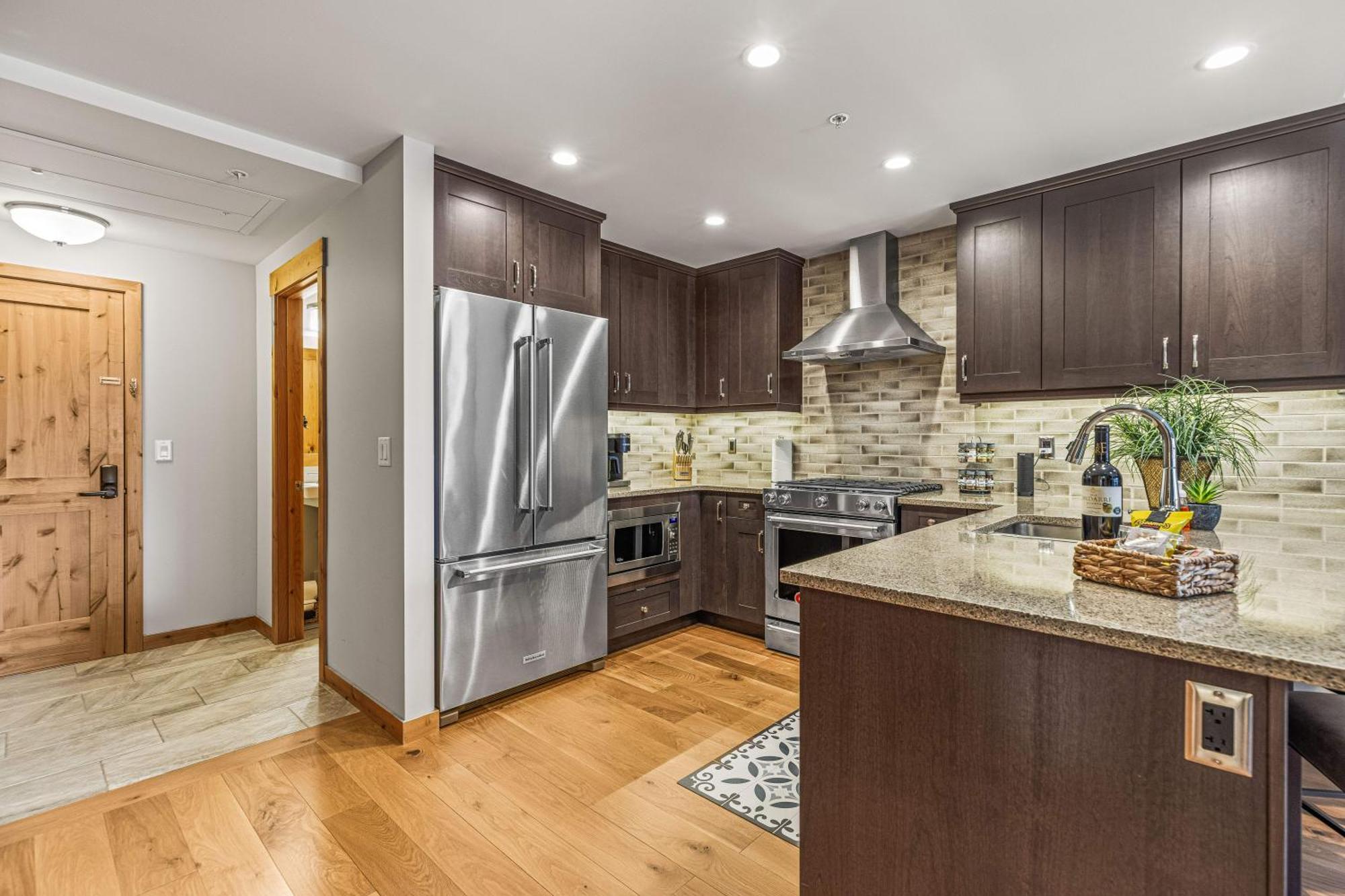 Spring Creek Luxury King One Bedroom At White Spruce Lodge Canmore Exterior photo